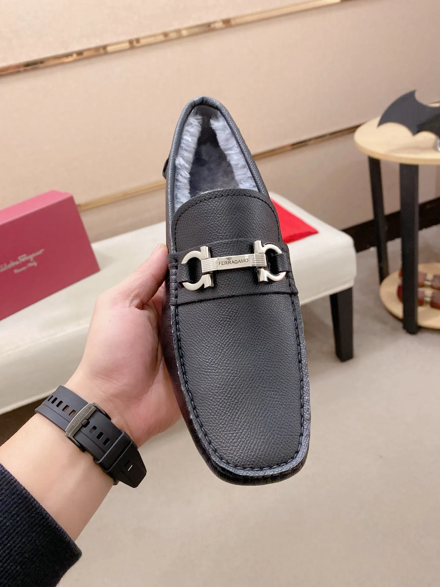 Factory price: 540💰High-end quality! Ferragamo🆕🆕Exclusive hot-selling products in stock🔥🔥New products on the shelves, high-quality Ferragamo men's pea shoes, high-end casual driving shoes, with complete packaging! 💪 💪 Material: imported first-layer cowhide 🐂 + imported high-quality wool lining + wear-resistant outsole 👍🏻👍🏻 Features: high-end and comfortable, purely handmade 🚀 🚀 Create the perfect shoes that suit you best 🔥 🔥 Size: (38-44) 45 standard size can be customized!